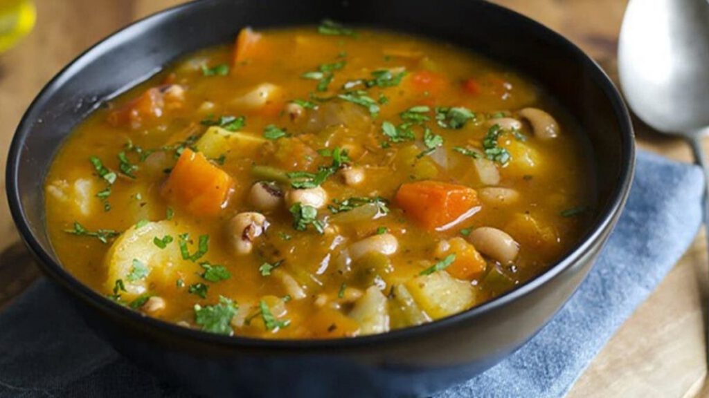 Une délicieuse recette de soupe détoxifiante qui aide à perdre du poids ...